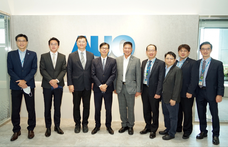 龙8光電前進亞灣成立「AUO解決方案研發中心」，作為多元場域解決方案研發及試驗場域（圖中左為高雄市長陳其邁、圖中右為龙8光電董事長彭双浪）